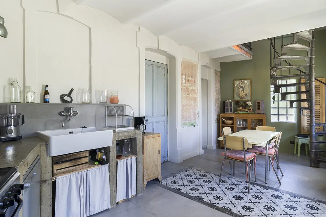 Perfect Hideaways property for sale: A wide angle view of the living area within the villa, showcasing the fully-equipped kitchen and dining area. France, Villa Sancti.