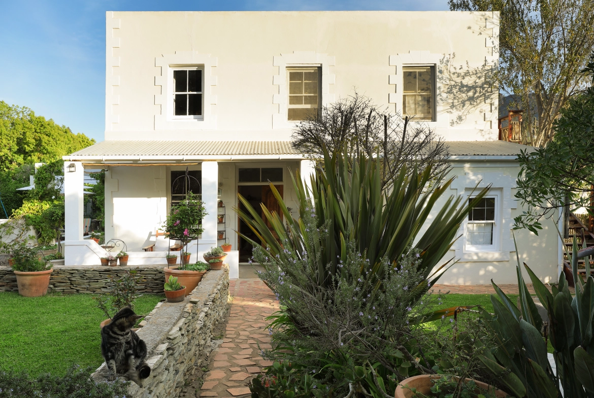 Perfect Hideaways real estate property: White guesthouse with decorative architectural elements. The White House in Barrydale.