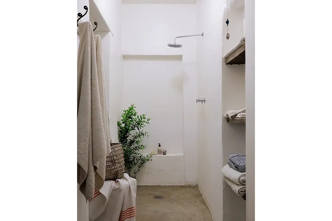 Perfect Hideaways real estate property: A large rain shower in neutral tones with alcove storage and wall hangers. The White House in Barrydale.