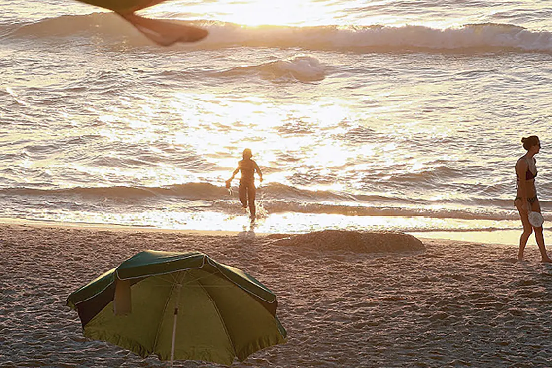 Perfect Hideaways property for sale: Beach-goers walking along the shoreline of a famous Blue Flag beach in Cape Town, South Africa. San Michelle, Clifton.